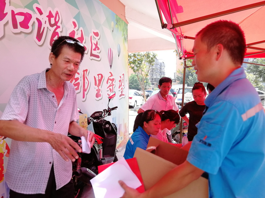 居民現(xiàn)場購買曠能燃?xì)庠頮副本.jpg 居民現(xiàn)場購買曠能燃?xì)庠頮副本.jpg